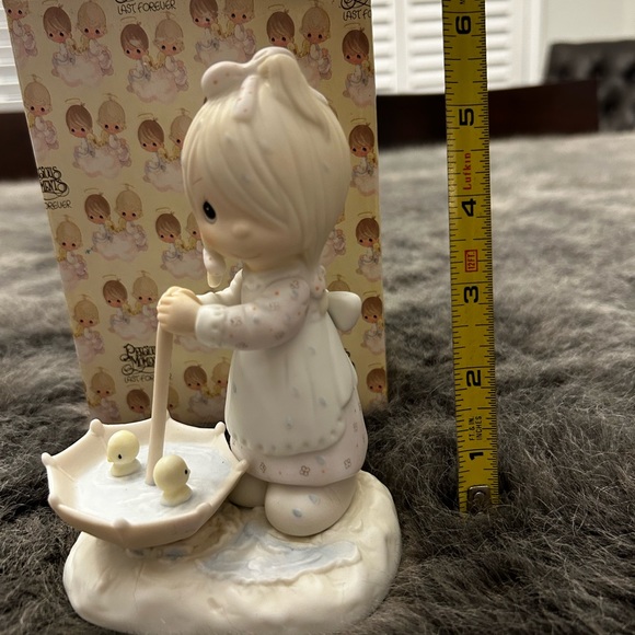 Precious Moments Girl w/ Umbrella and Chicks “Let Love Reign” 1982 - Picture 6 of 10